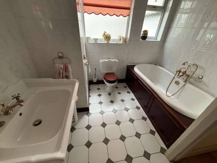 161 Menlove bathroom.jpg